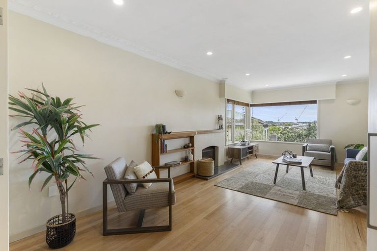 Photo of property in 43 Forrest Hill Road, Milford, Auckland, 0620