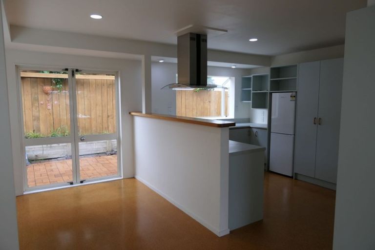 Photo of property in 2/34 Howard Road, Northcote, Auckland, 0627