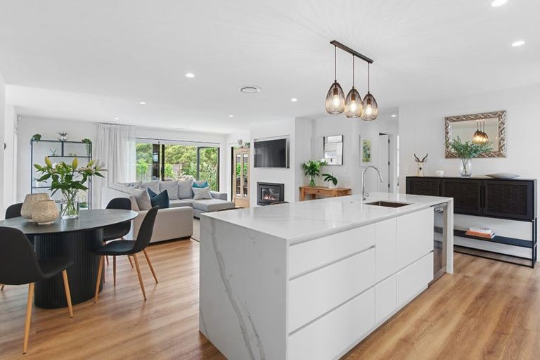 Photo of property in 9 Koiora Lane, Long Bay, Auckland, 0630