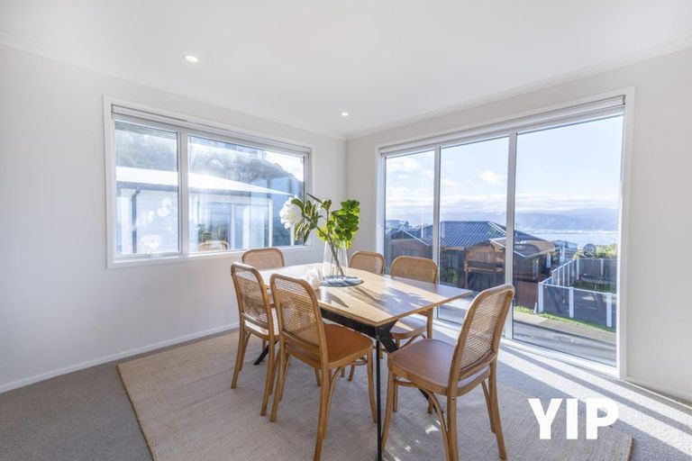 Photo of property in 10 Cromwell Point, Newlands, Wellington, 6037