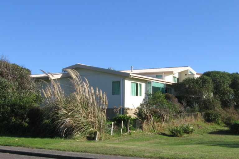 Photo of property in 47 Field Way, Waikanae Beach, Waikanae, 5036