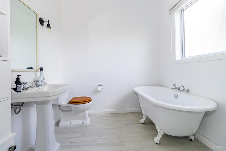 Photo of property in 43 Rhodes Street, Waimate, 7924