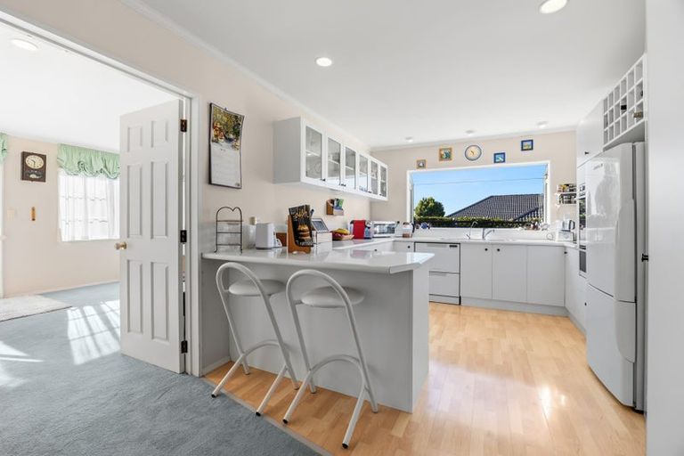 Photo of property in 46 Whiting Grove, West Harbour, Auckland, 0618