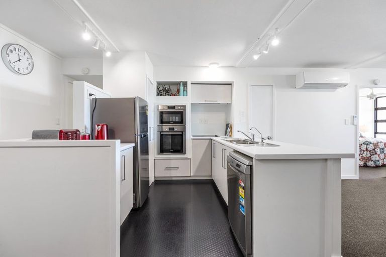 Photo of property in 10 Marine Parade, Mount Maunganui, 3116