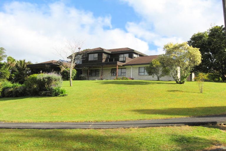 Photo of property in 17 Atarua Gardens, Waiatarua, Auckland, 0604