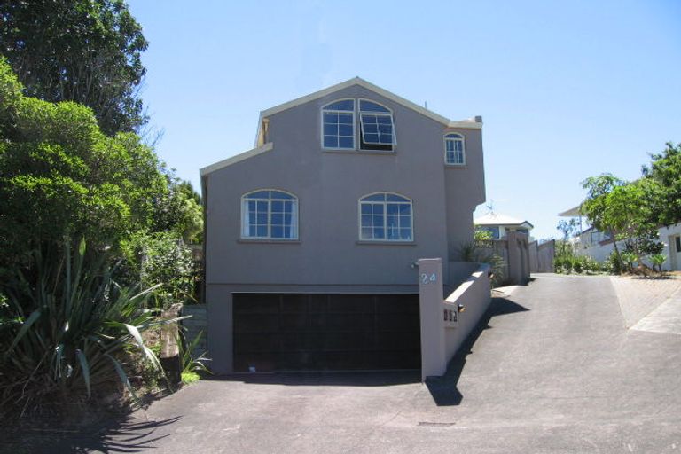 Photo of property in 1/24 Wernham Place, Northcote, Auckland, 0626
