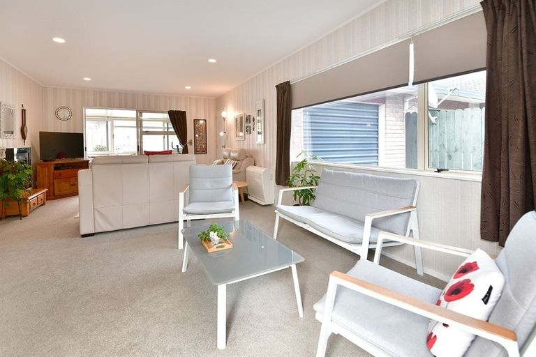 Photo of property in 2/11 Milton Road, Orewa, 0931