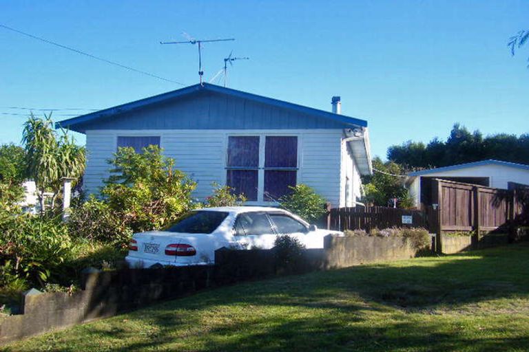 Photo of property in 2 Clendon Place, Manurewa, Auckland, 2102