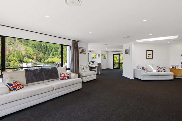 Photo of property in 10a Dalefield Drive, Cashmere, Christchurch, 8022