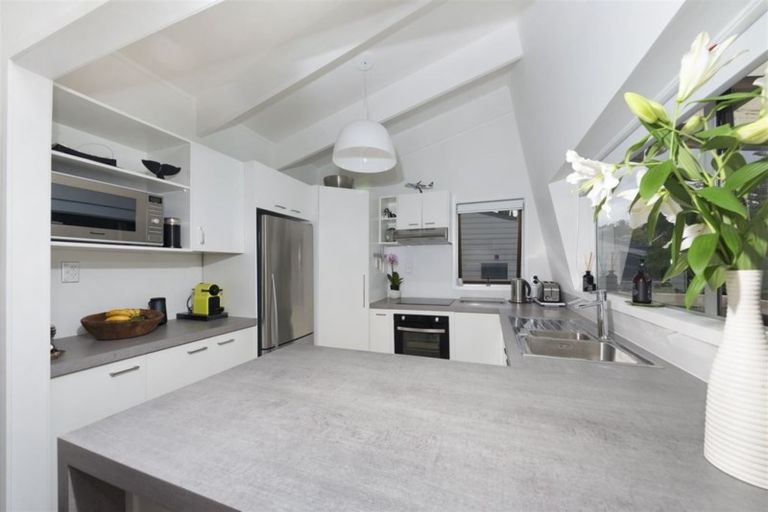 Photo of property in 1/17 Tiri View Place, Waiake, Auckland, 0630