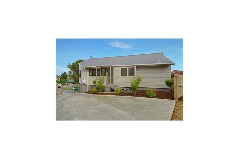 Photo of property in 33 Glen Vista Place, Bayview, Auckland, 0629