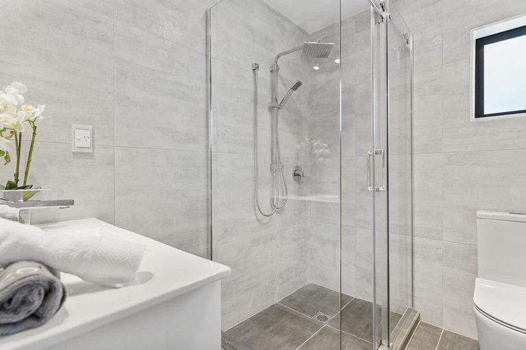 Photo of property in 48c Totara Road, Te Atatu Peninsula, Auckland, 0610