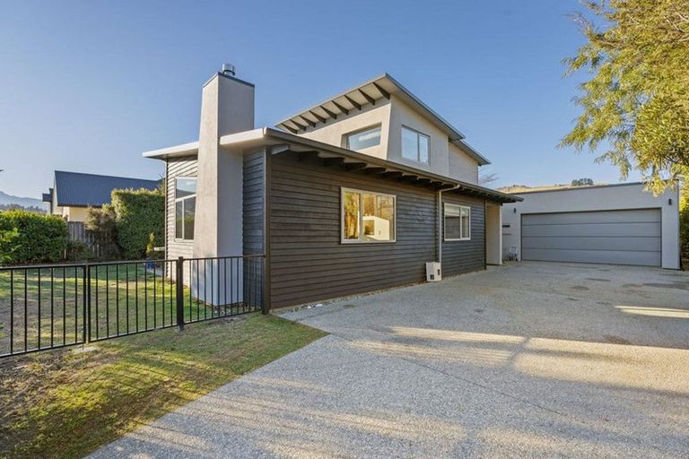 Photo of property in 3 Rere Road, Lake Hayes, Queenstown, 9304