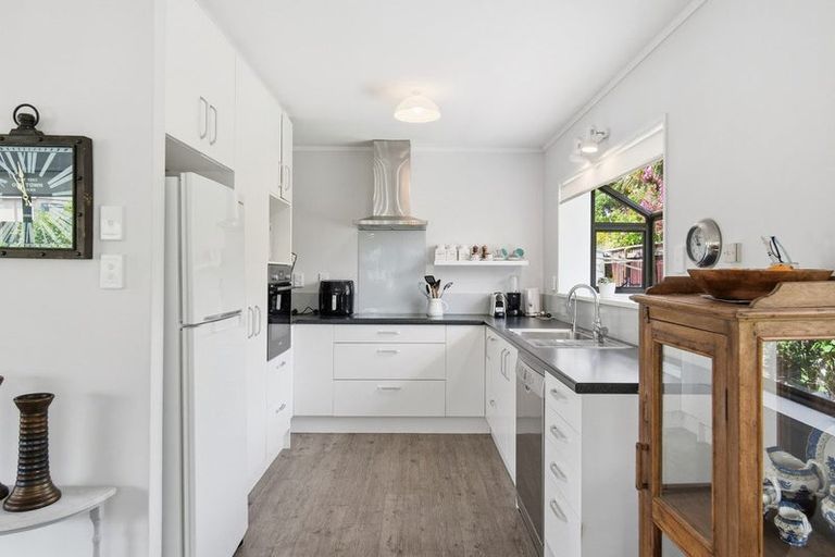 Photo of property in 38 Ngatai Road, Otumoetai, Tauranga, 3110