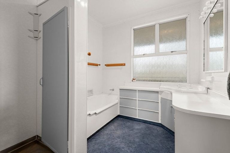 Photo of property in 12 Tabak Crescent, Takaro, Palmerston North, 4412