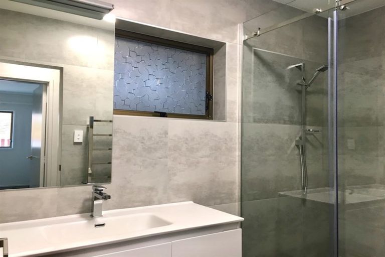 Photo of property in 1/18 Wernham Place, Northcote, Auckland, 0626