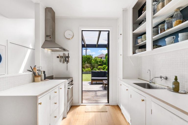 Photo of property in 1/14 Colonial Road, Birkenhead, Auckland, 0626