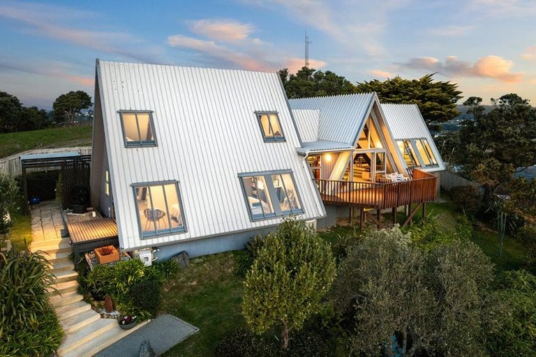 Photo of property in 112 Gloaming Hill, Titahi Bay, Porirua, 5022