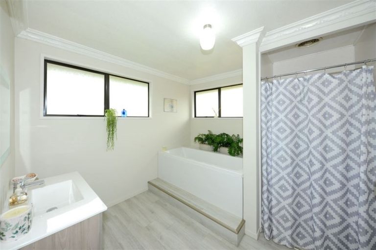 Photo of property in 58 Karnak Crescent, Russley, Christchurch, 8042