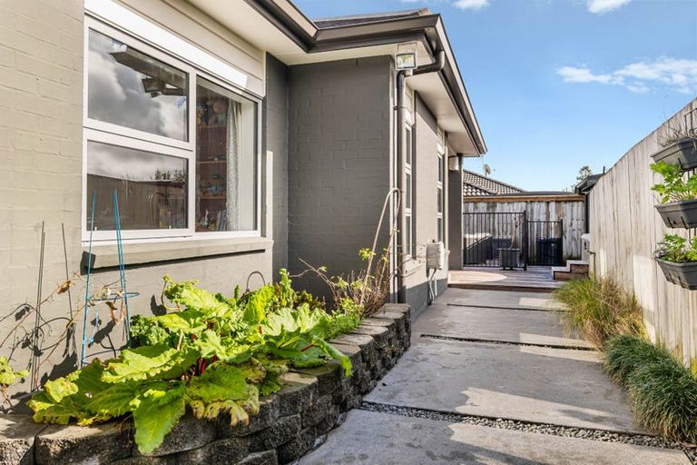 Photo of property in 36 Gilbransen Road, Kumeu, 0810