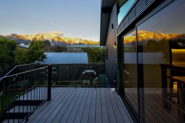 Photo of property in 18 Poplar Drive, Kelvin Heights, Queenstown, 9300