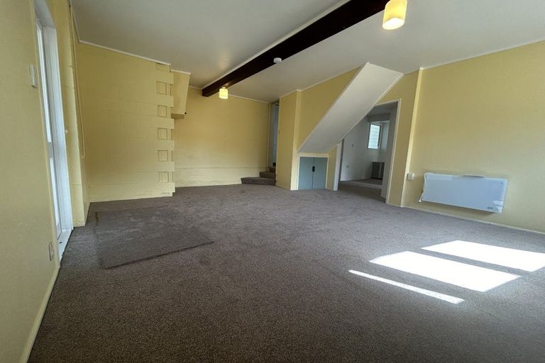 Photo of property in 392 Glenfield Road, Glenfield, Auckland, 0629