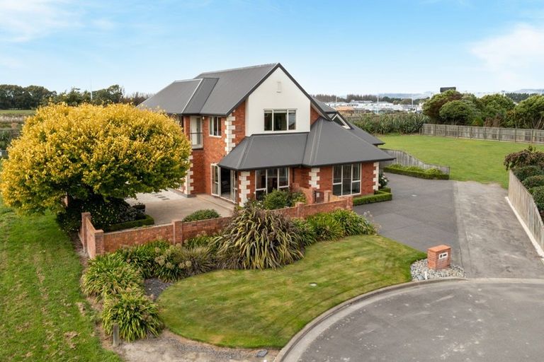 Photo of property in 100 Willowview Drive, Redwood, Christchurch, 8051