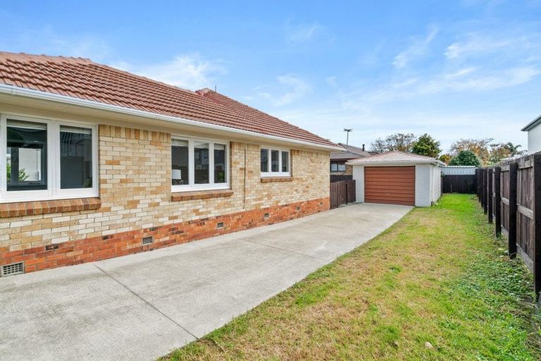 Photo of property in 1/66 Clevedon Road, Papakura, 2110