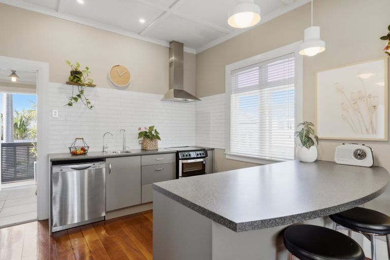 Photo of property in 18 Alberta Street, Point Chevalier, Auckland, 1022