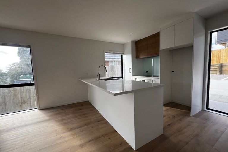 Photo of property in 2/21 Divich Avenue, Te Atatu South, Auckland, 0610