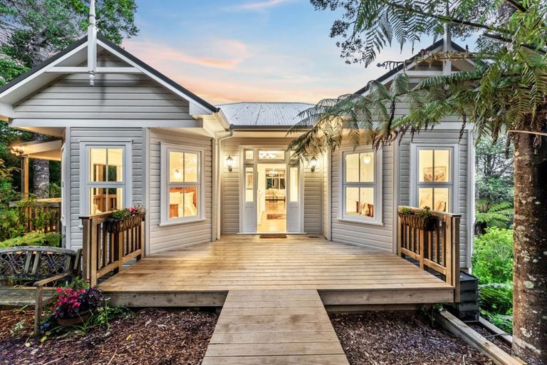 Photo of property in 4 Kereru Grove, Greenhithe, Auckland, 0632