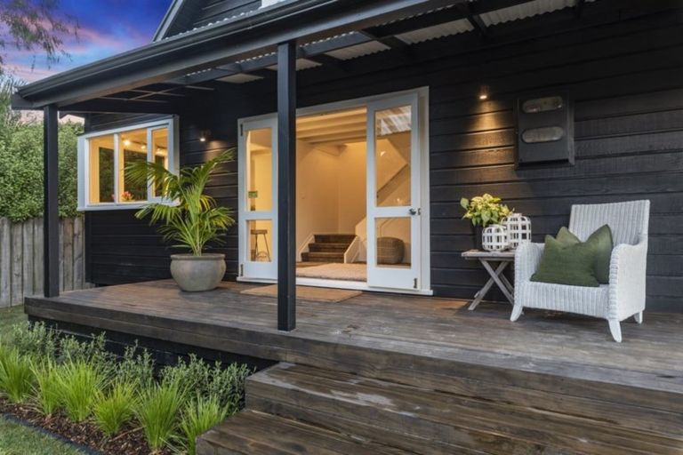 Photo of property in 3b Shiloh Way, Greenhithe, Auckland, 0632