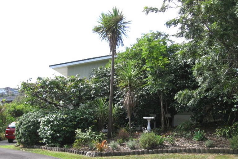 Photo of property in 11 Valkyria Place, Beach Haven, Auckland, 0626