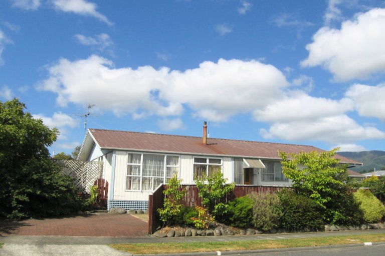 Photo of property in 4 Omaha Grove, Totara Park, Upper Hutt, 5018