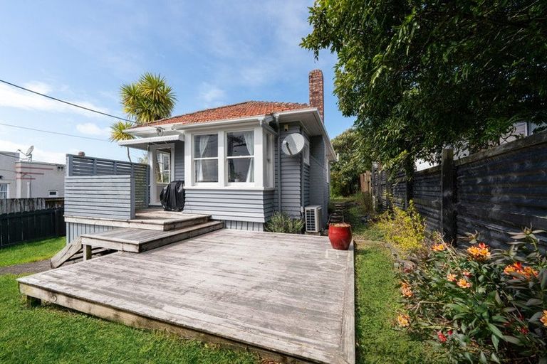 Photo of property in 140 Titirangi Road, New Lynn, Auckland, 0600