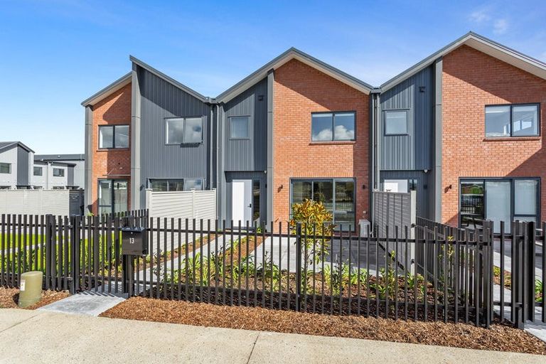 Photo of property in 4 Aquamarine Road, Rosehill, Papakura, 2113