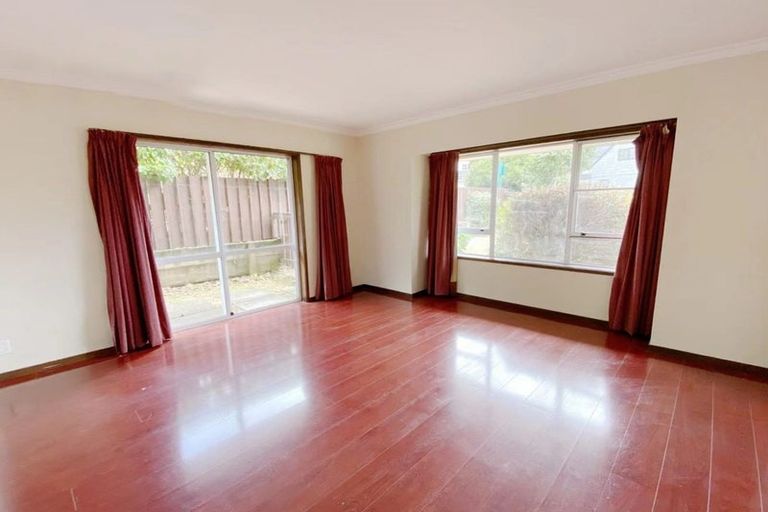 Photo of property in 11 Ravenstone Place, Chatswood, Auckland, 0626