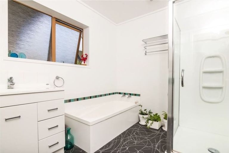 Photo of property in 9 Reeves Road, Acacia Bay, Taupo, 3330