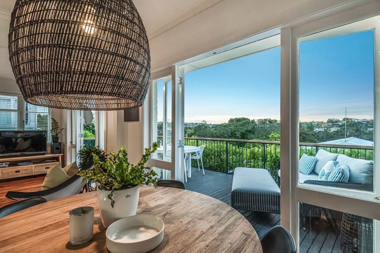 Photo of property in 4/37 Onewa Road, Northcote, Auckland, 0627