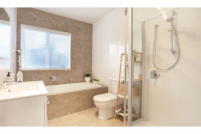 Photo of property in 22 Boocock Crescent, Orewa, 0931