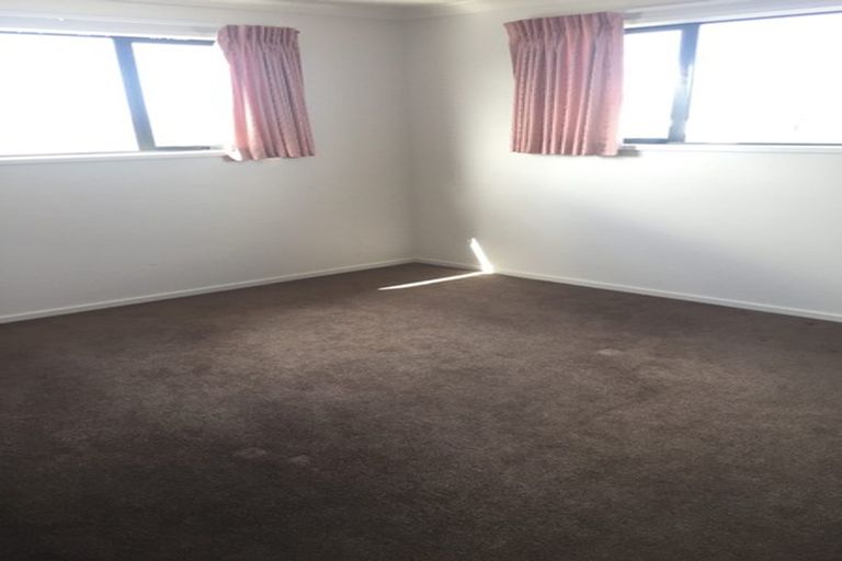 Photo of property in 3a Andover Way, Goodwood Heights, Auckland, 2105