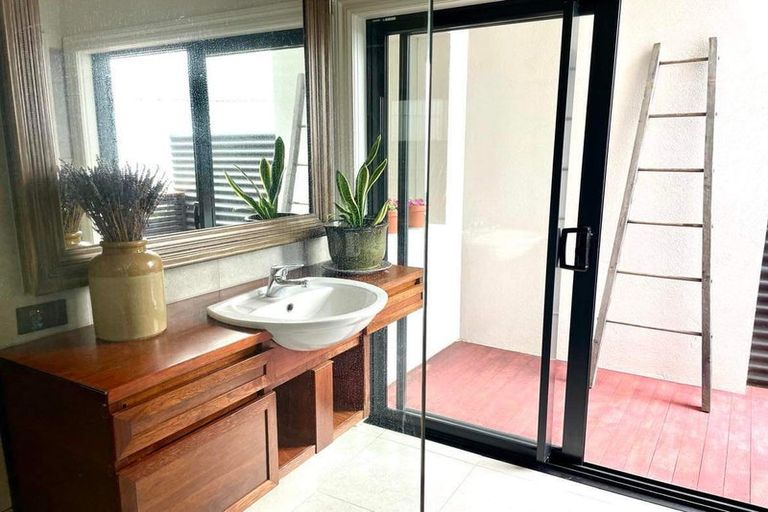 Photo of property in 4a Seapoint Road, Bluff Hill, Napier, 4110