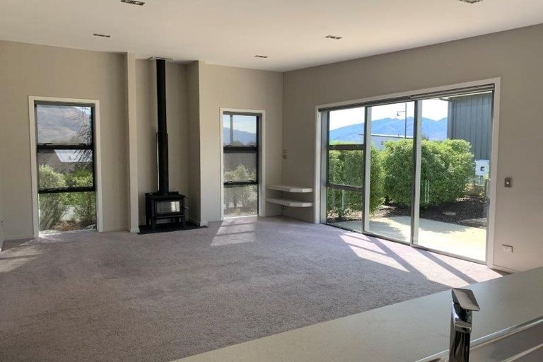 Photo of property in 2 Kahu Close, Wanaka, 9305