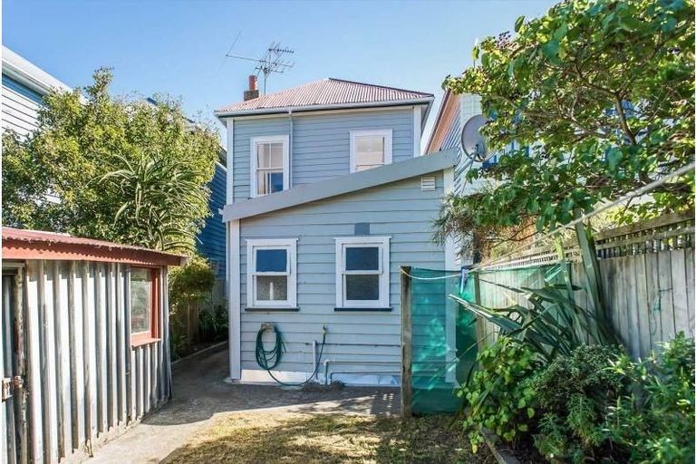 Photo of property in 12 Edge Hill, Mount Victoria, Wellington, 6011