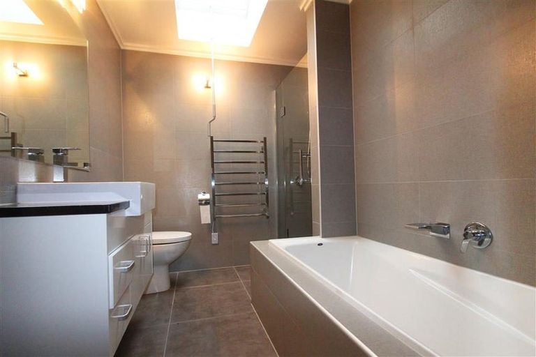 Photo of property in 8 Henriette Place, The Gardens, Auckland, 2105