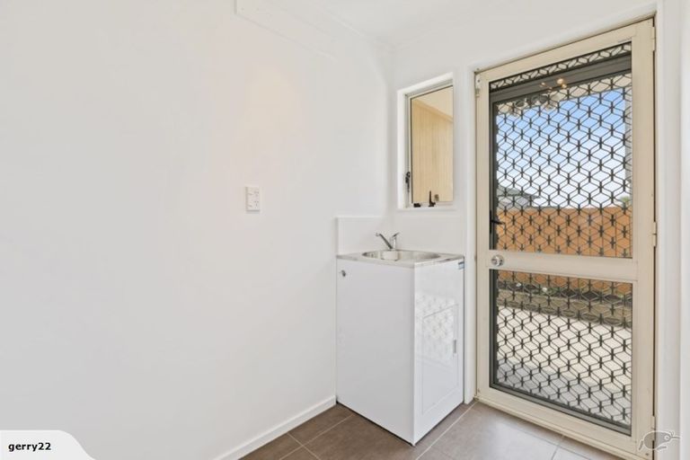 Photo of property in 6 Coupland Court, Glendene, Auckland, 0602