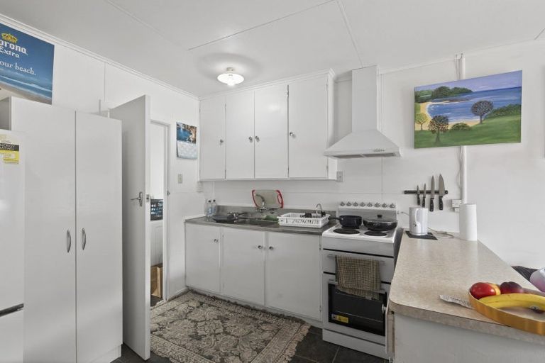 Photo of property in 8 Simons Street, Moturoa, New Plymouth, 4310