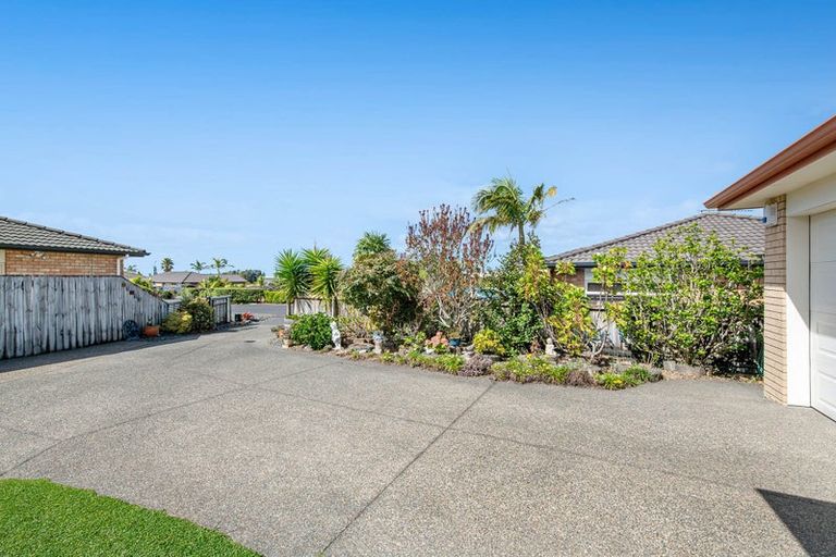 Photo of property in 18 Chesterfield Way, Orewa, 0931