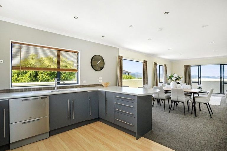 Photo of property in 39 Arahiwi Grove, Tirohanga, Lower Hutt, 5010