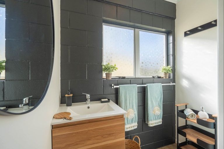 Photo of property in 67 Queens Road, Waikanae Beach, Waikanae, 5036